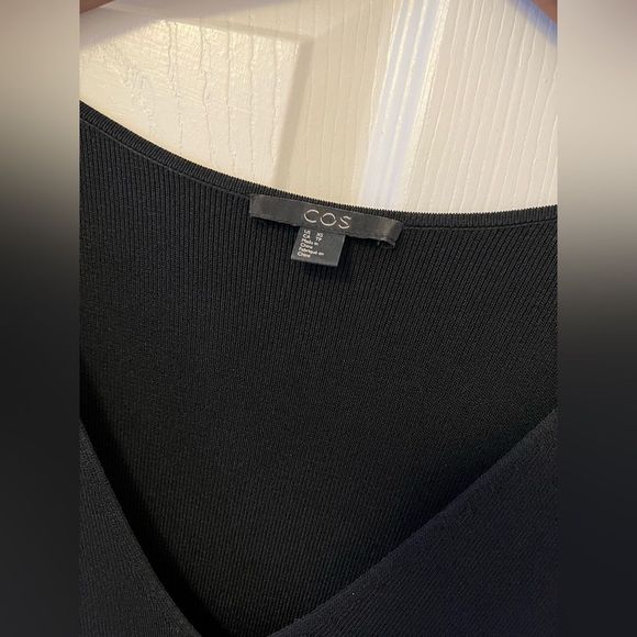 COS black v-neck knit dress - Picture 6 of 12